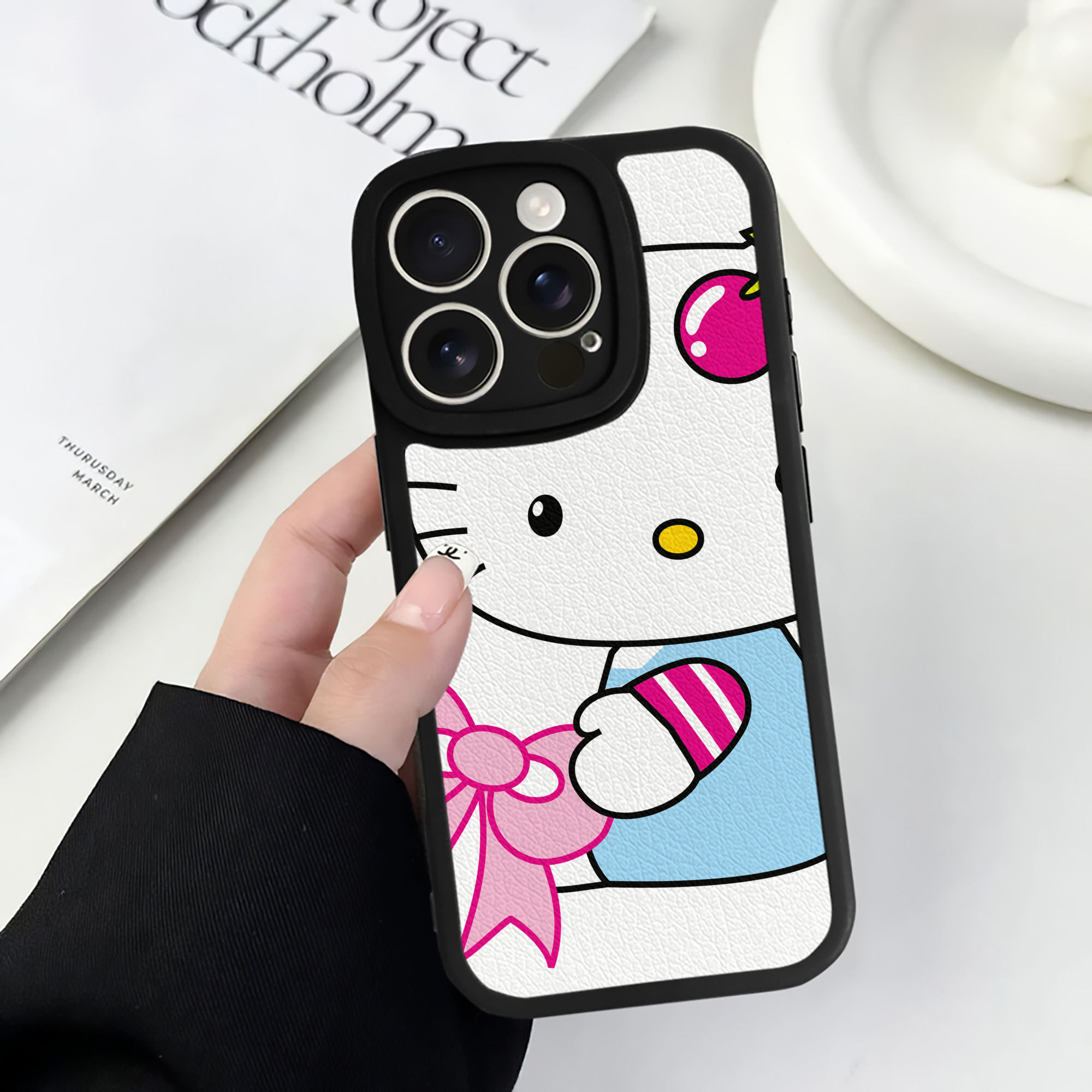 （画像用） Hello Kitty ハローキティ 【iPhone 16シリーズ対応】シリコンスマホケース（レザー調） 材質：シリコン